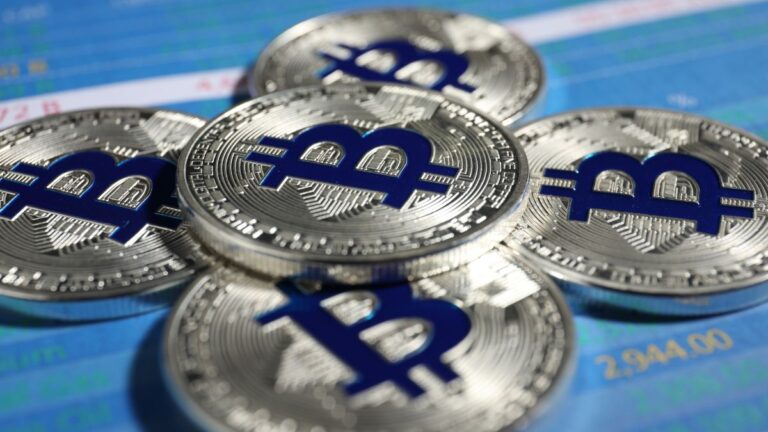 Биткоин штурмует $122 000 на фоне роста институционального спроса