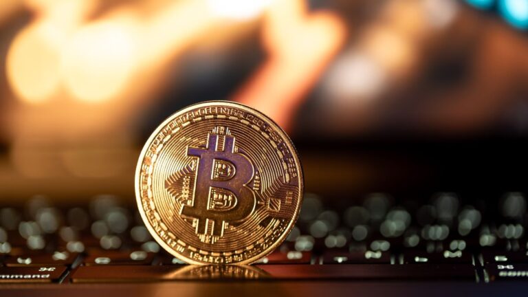 Обвал Биткоина до $115 500: рынок лихорадит на фоне ожиданий от ФРС