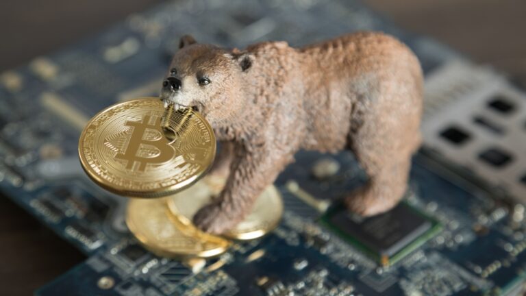 Инвесторы распродают биткоин с убытком. Как поступить?